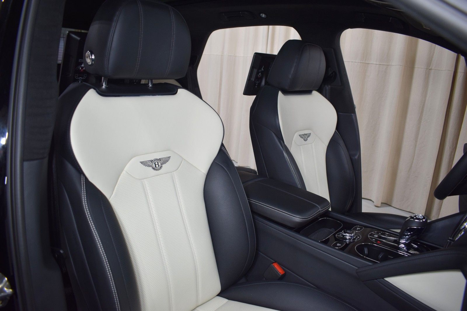 Thumbnail: 2024 Bentley Bentayga - 23