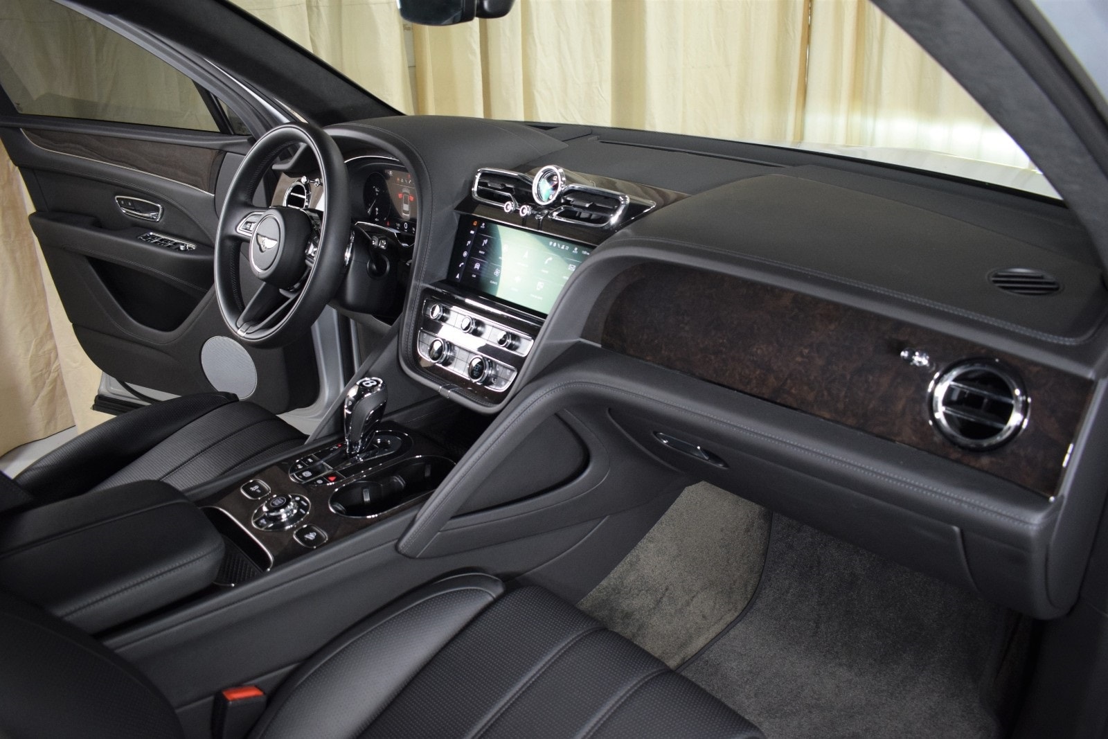 2021 Bentley Bentayga  27