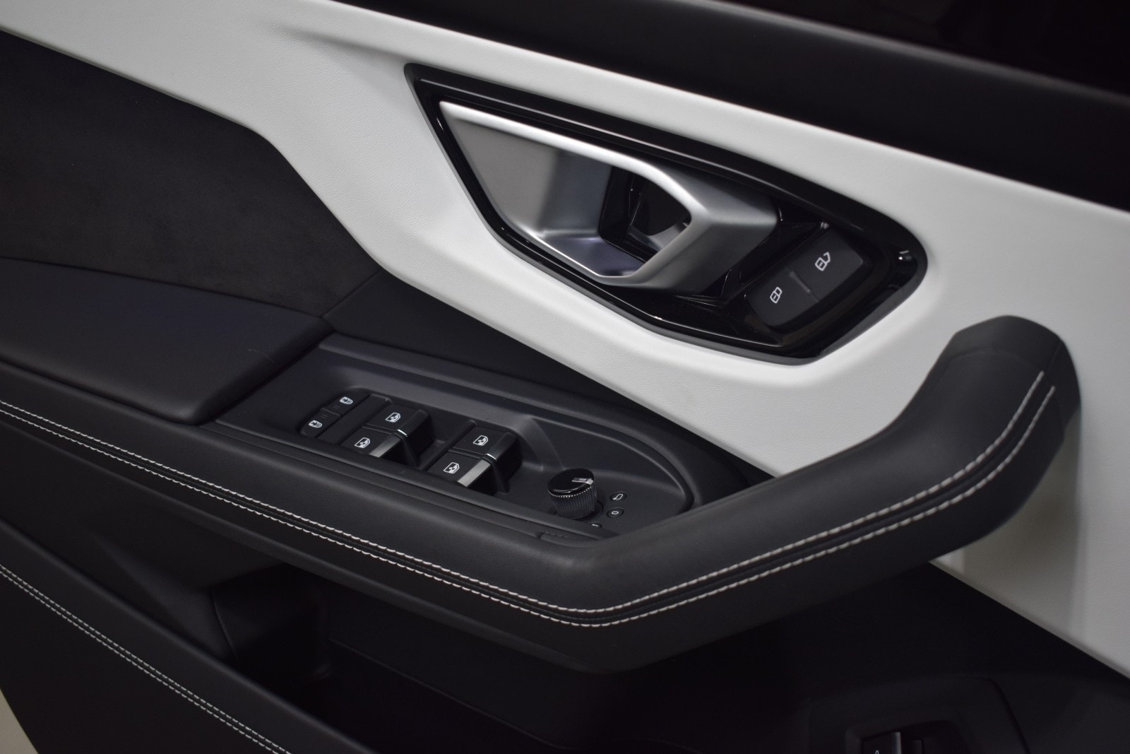 Thumbnail: 2024 Lamborghini Urus - 39