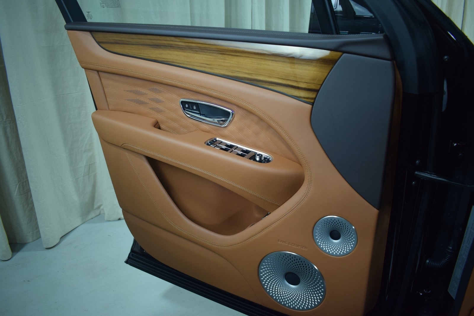 Thumbnail: 2025 Bentley Bentayga - 39