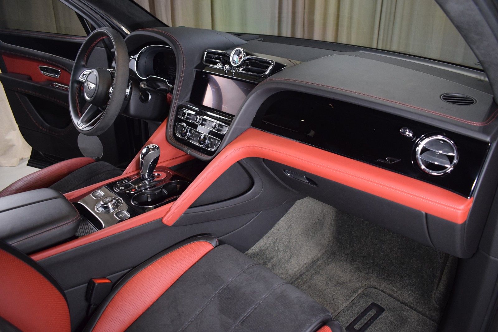 Thumbnail: 2022 Bentley Bentayga - 25