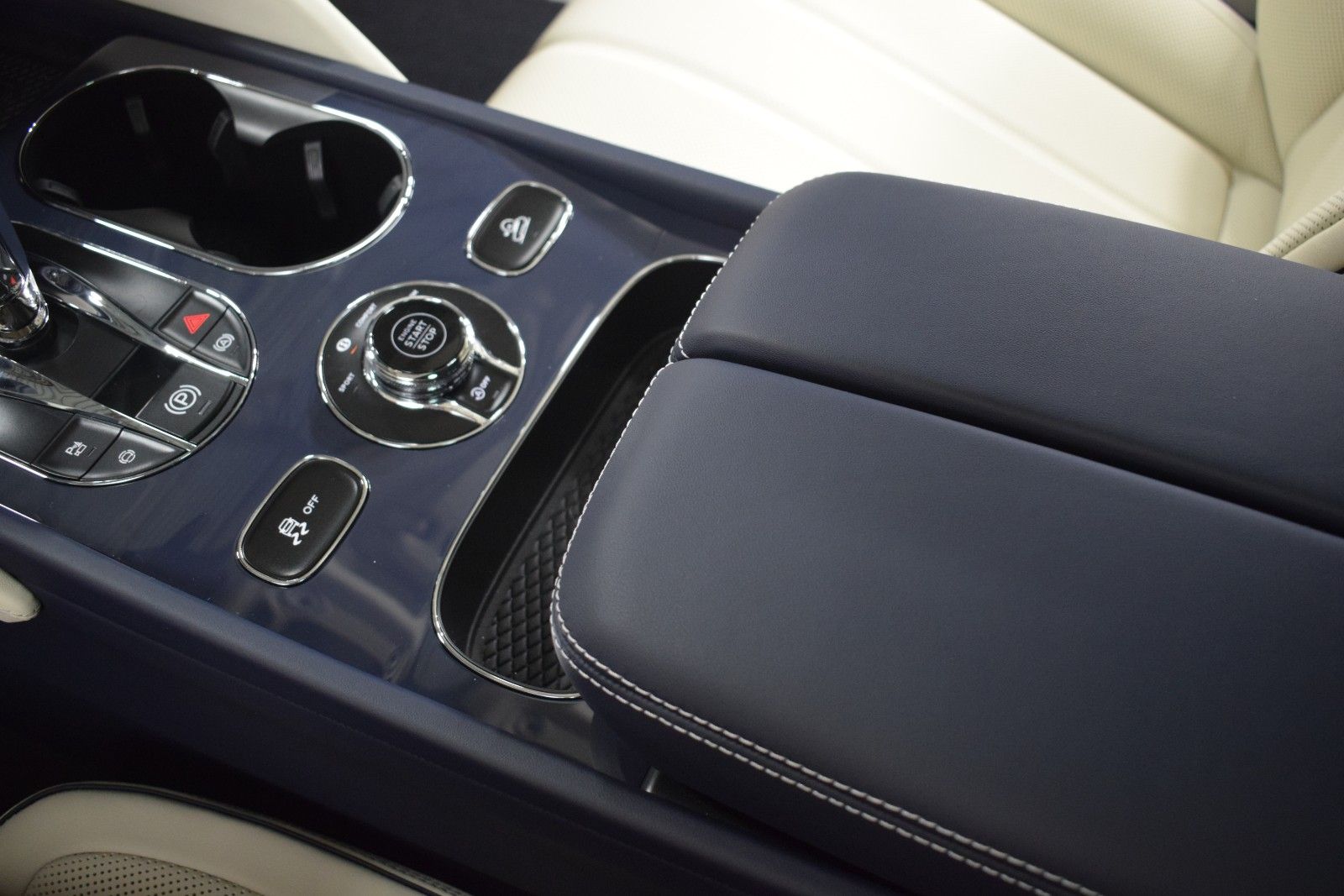 Thumbnail: 2025 Bentley Bentayga - 37