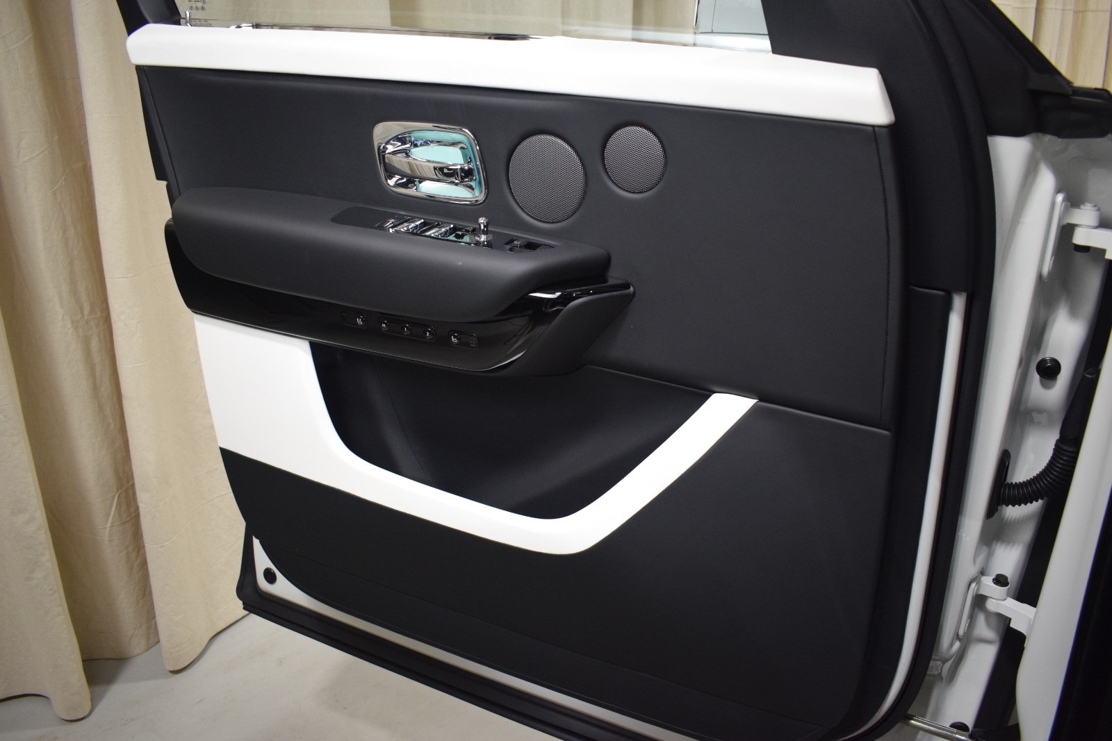 Thumbnail: 2026 Rolls-Royce Cullinan - 39