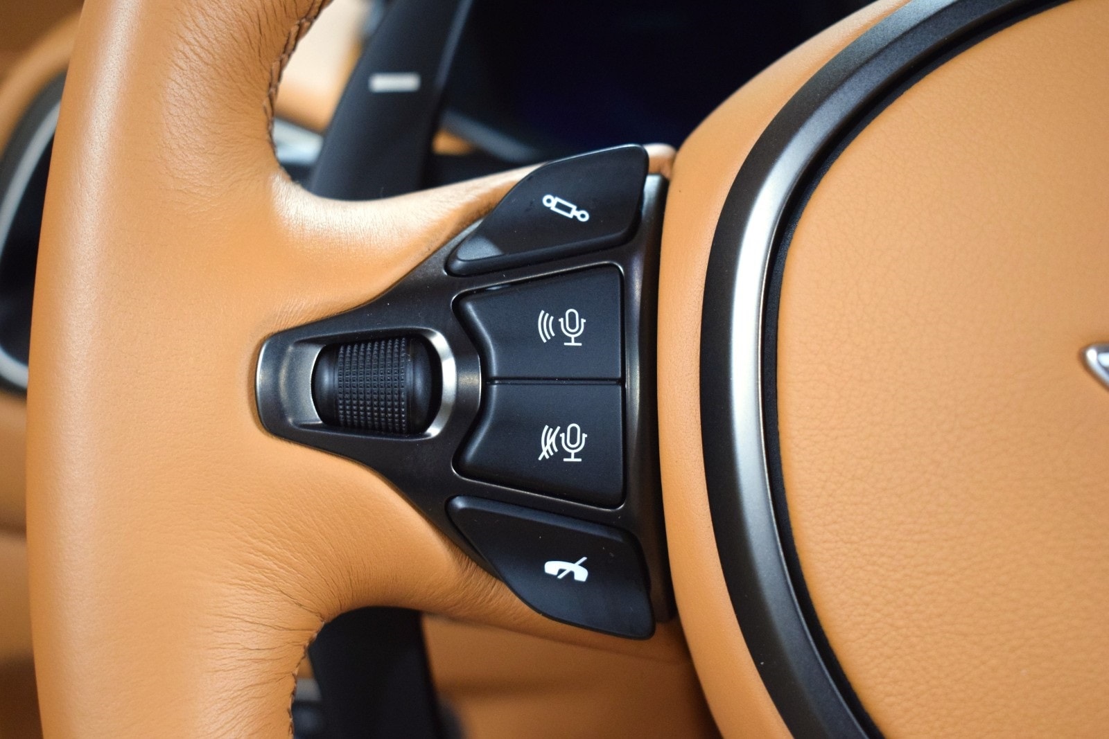 2021 Aston Martin Vantage  23