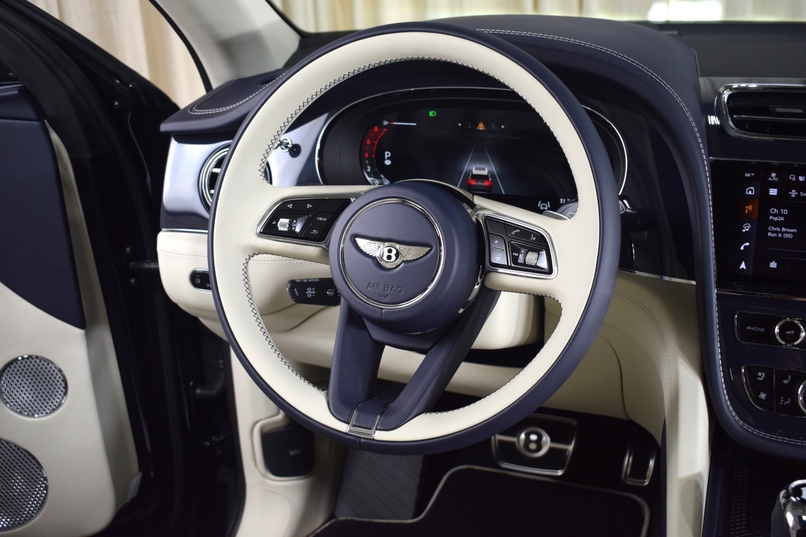 2025 Bentley Bentayga Azure photo 4