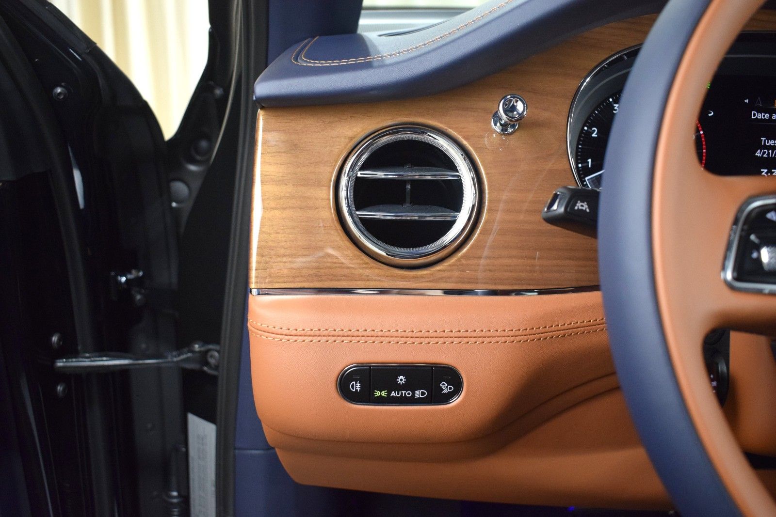 Thumbnail: 2026 Bentley Bentayga - 32