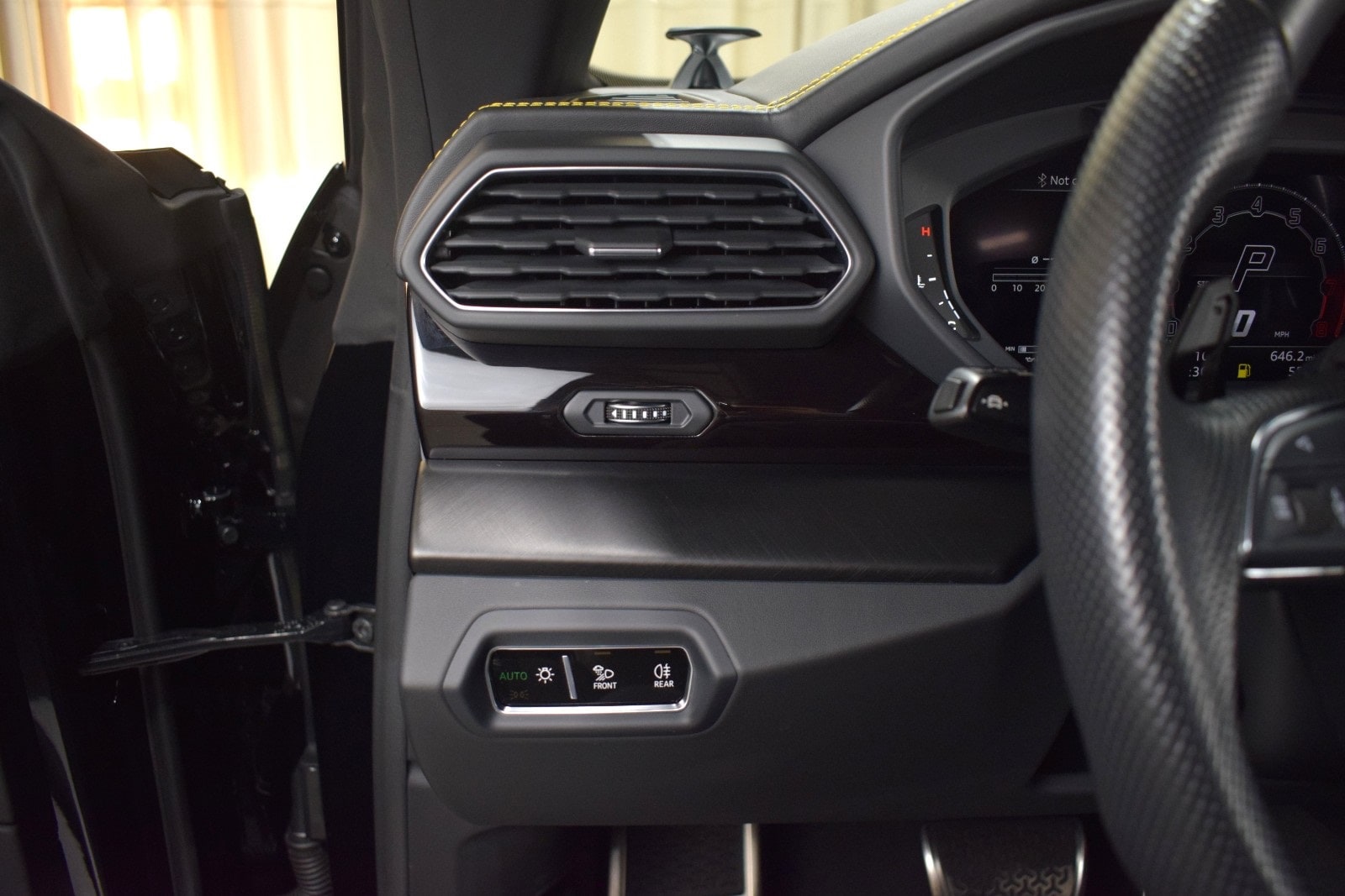 Thumbnail: 2023 Lamborghini Urus - 29