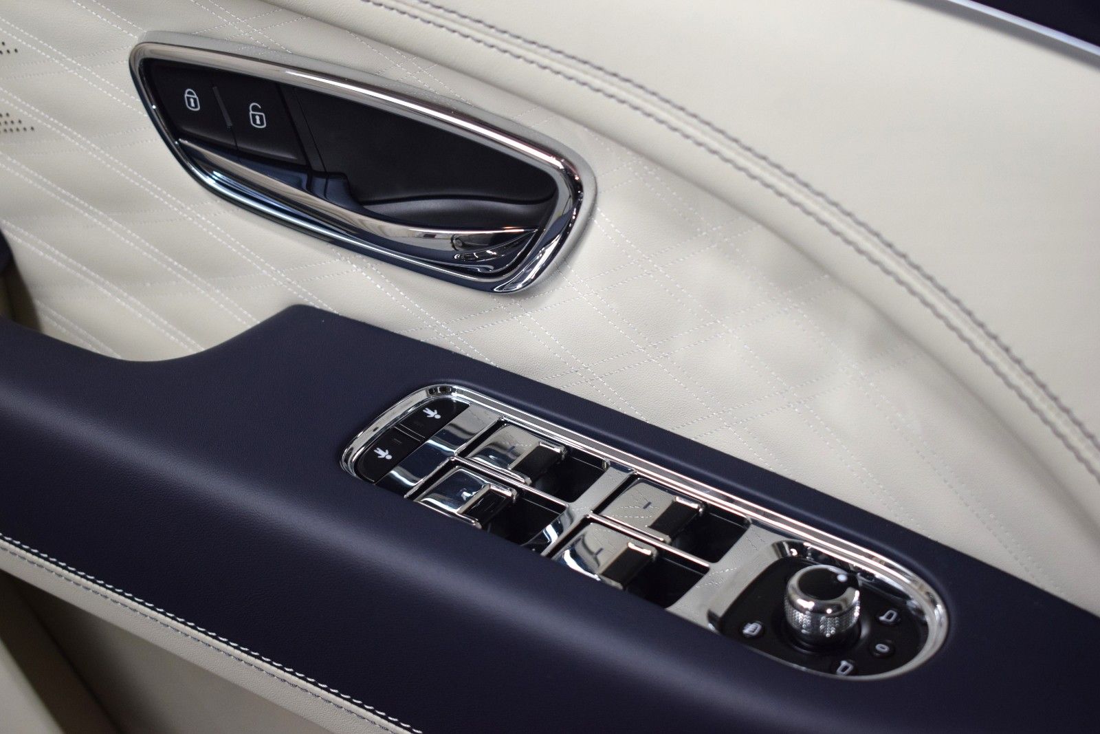 Thumbnail: 2025 Bentley Bentayga - 40