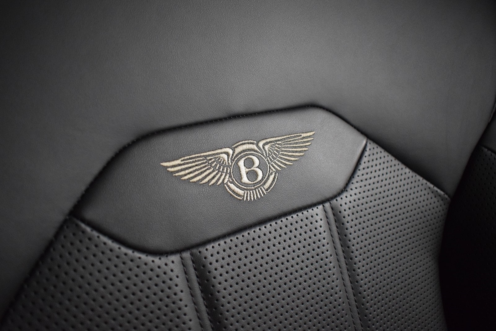 2021 Bentley Bentayga  42