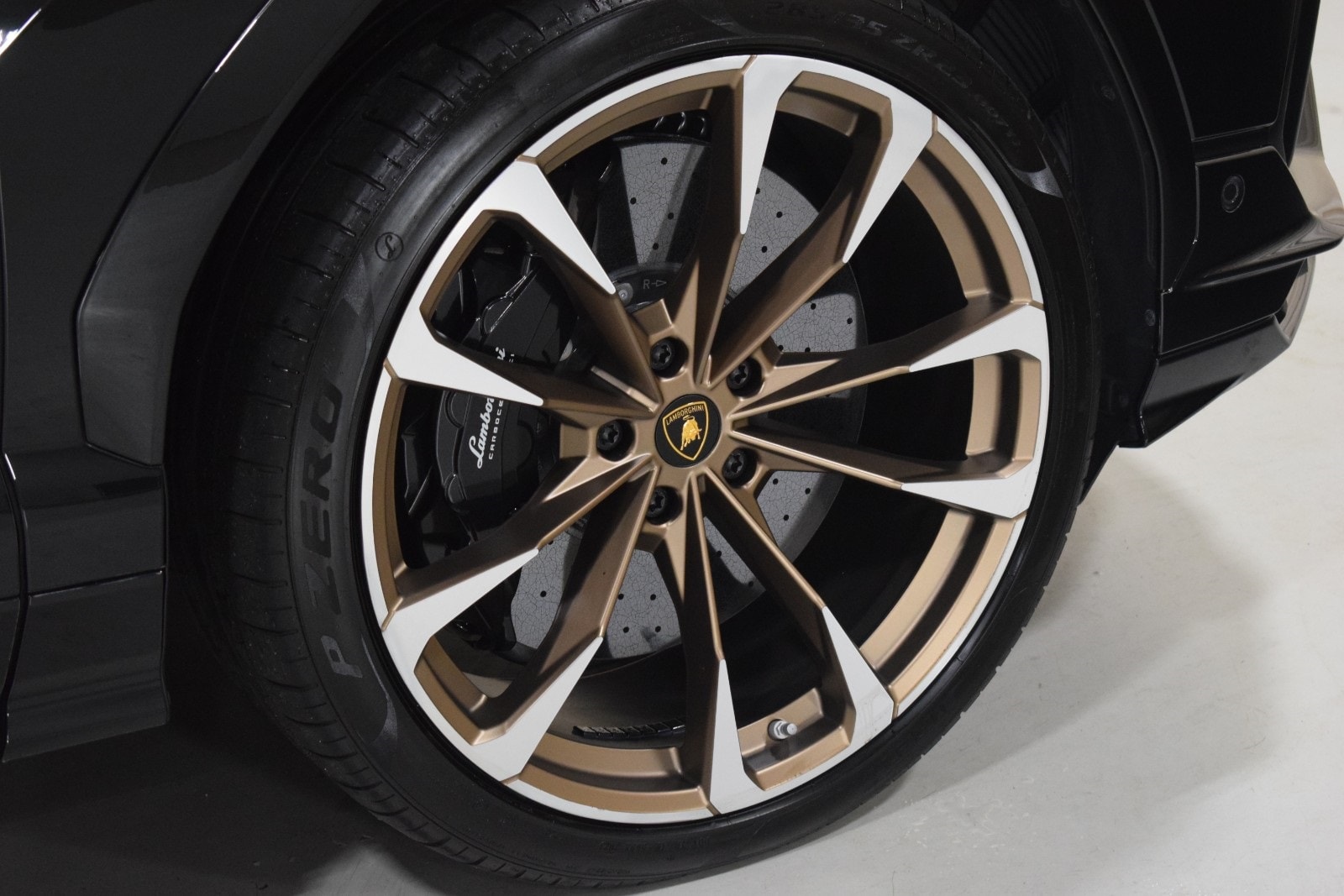 Thumbnail: 2023 Lamborghini Urus - 16