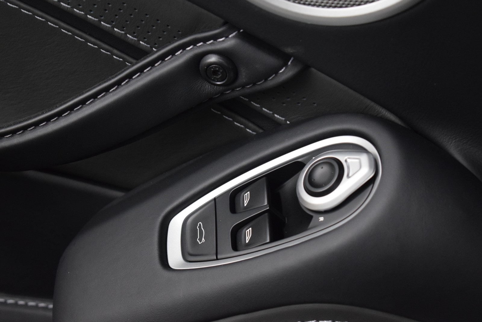 2023 Aston Martin Vantage  35