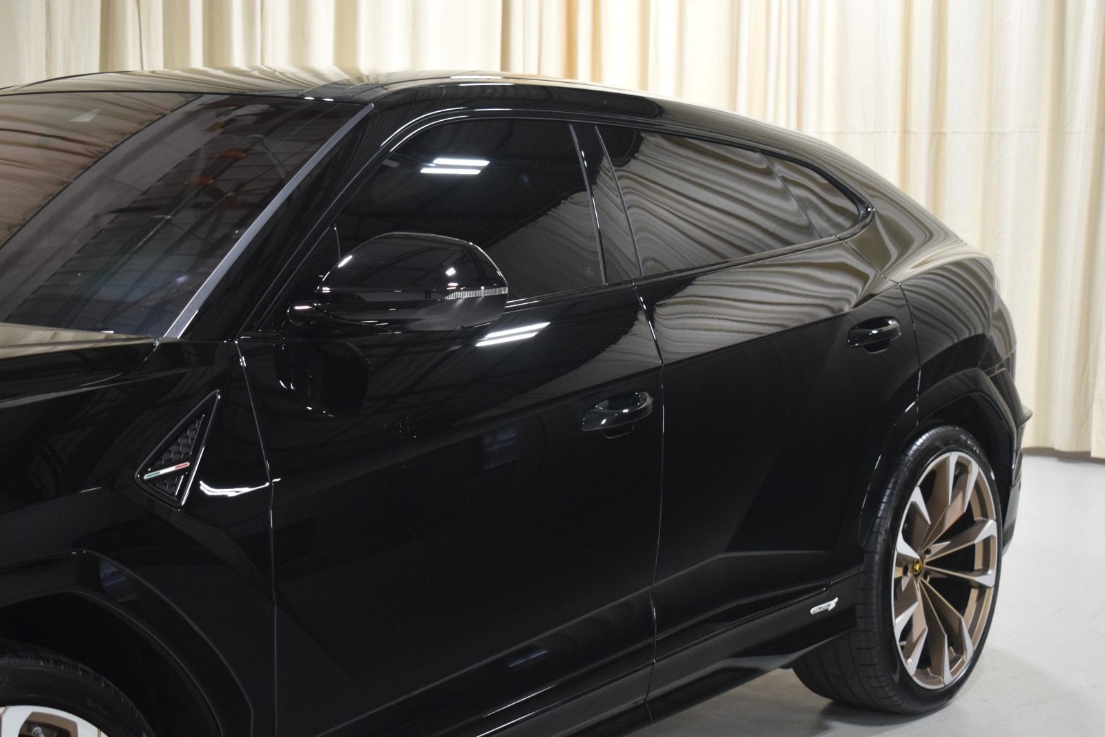 Thumbnail: 2023 Lamborghini Urus - 2