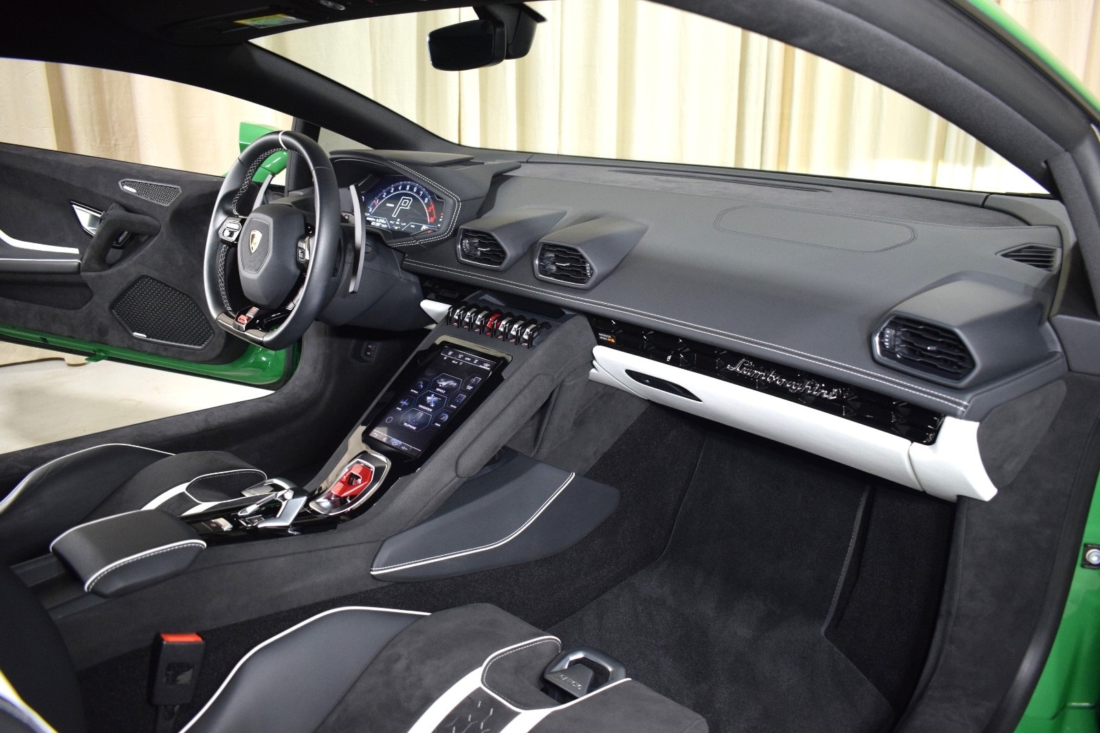 Thumbnail: 2023 Lamborghini Huracan - 19