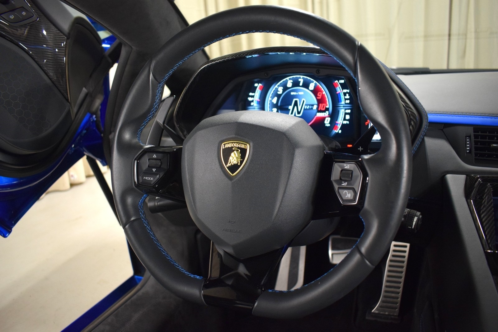 Thumbnail: 2019 Lamborghini Aventador - 24