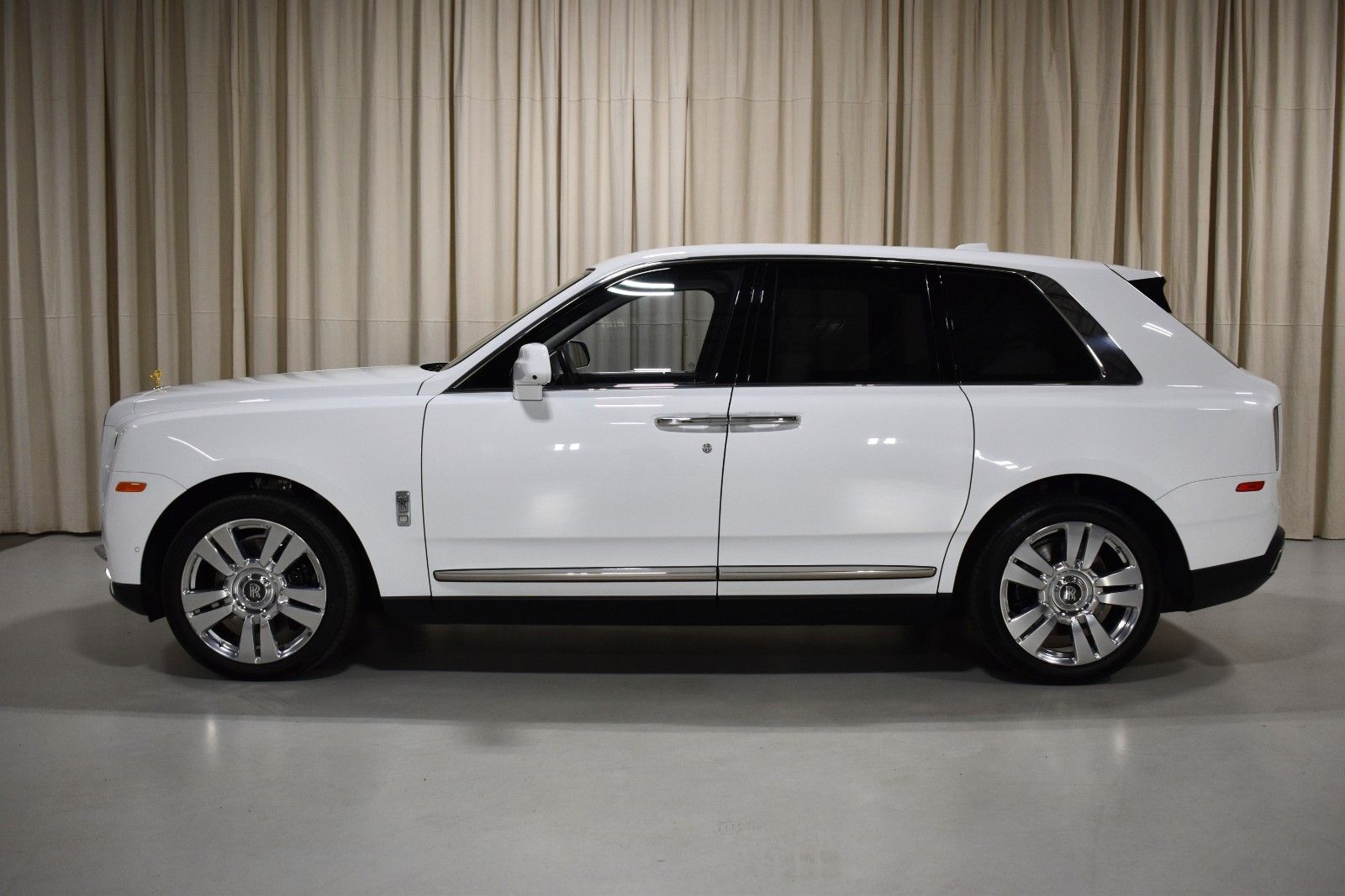 Thumbnail: 2024 Rolls-Royce Cullinan - 3