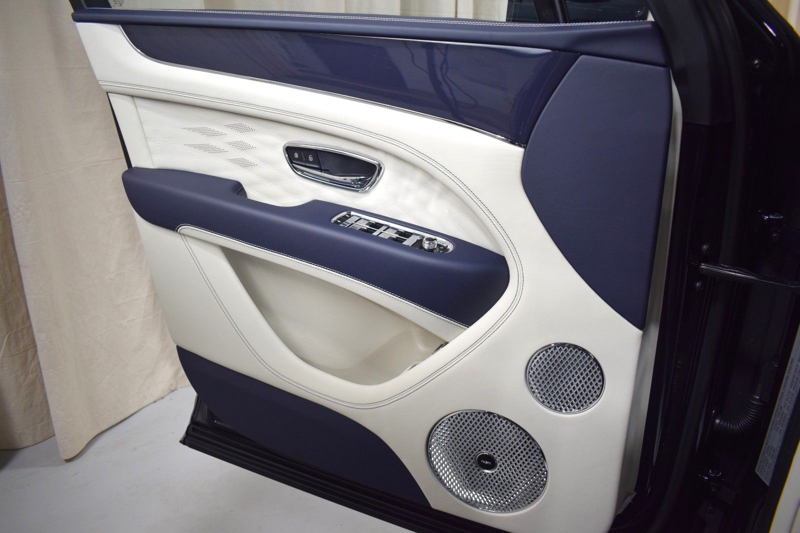 Thumbnail: 2025 Bentley Bentayga - 39