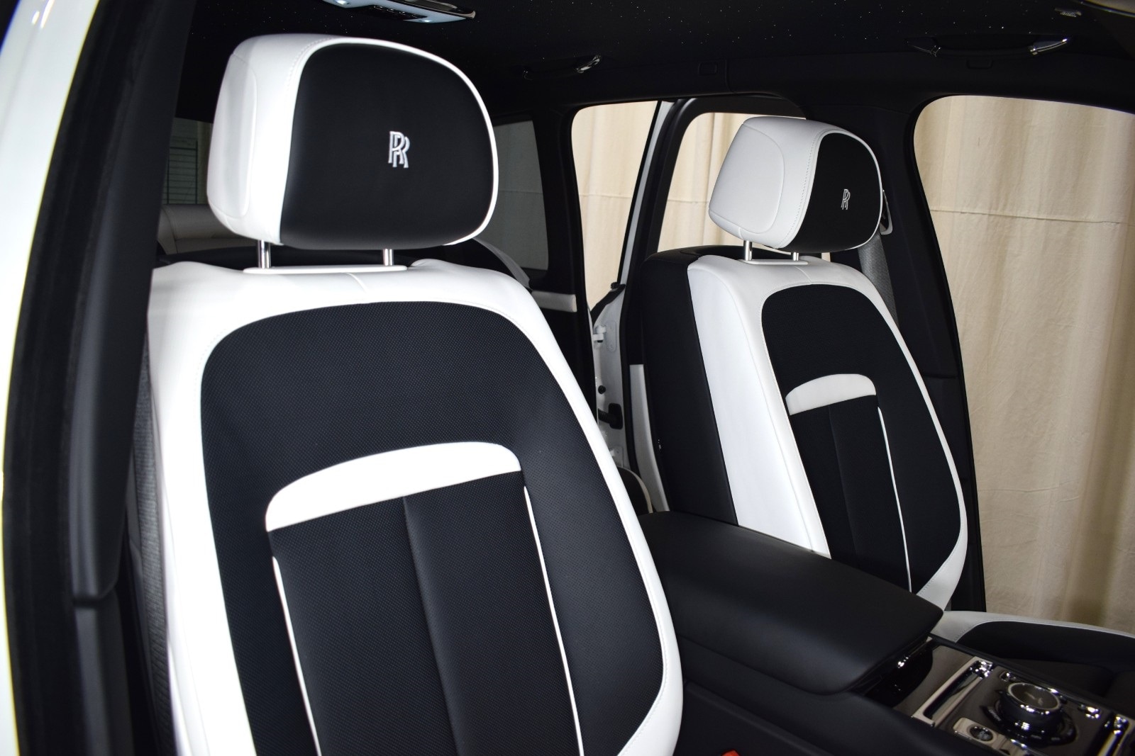 Thumbnail: 2026 Rolls-Royce Cullinan - 25