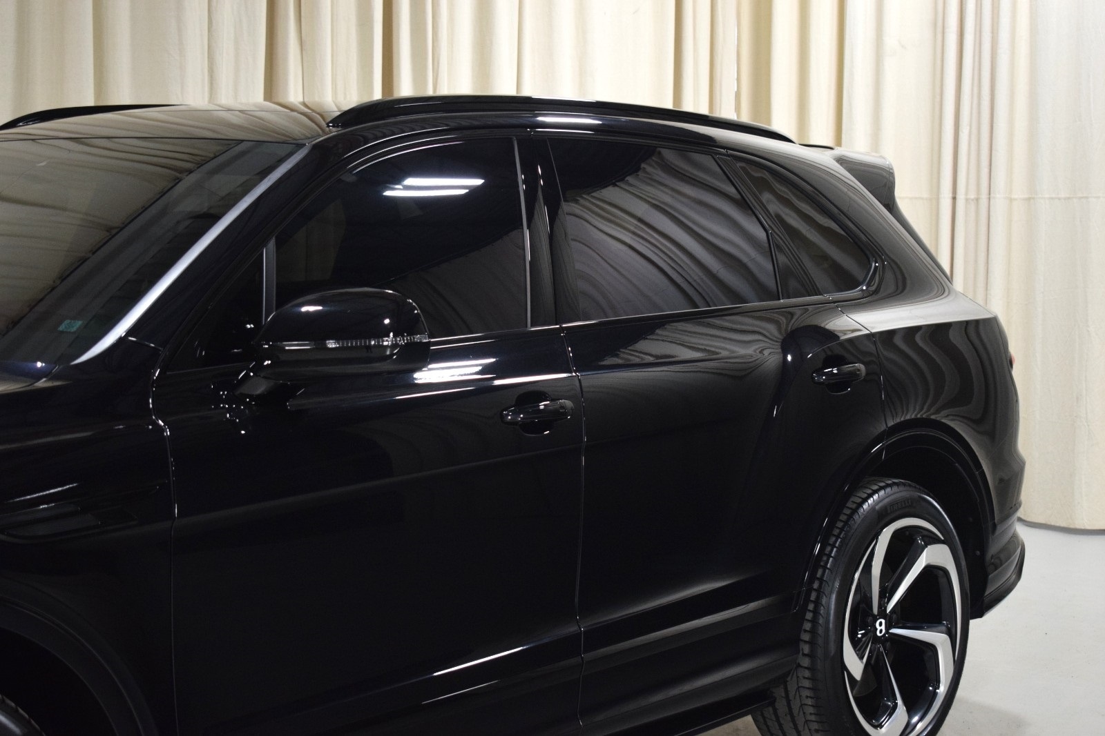 Thumbnail: 2022 Bentley Bentayga - 8