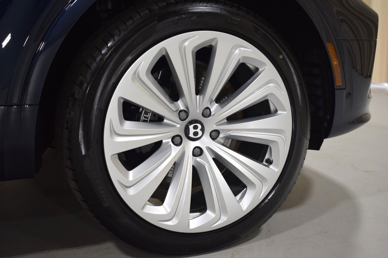 Thumbnail: 2025 Bentley Bentayga - 7