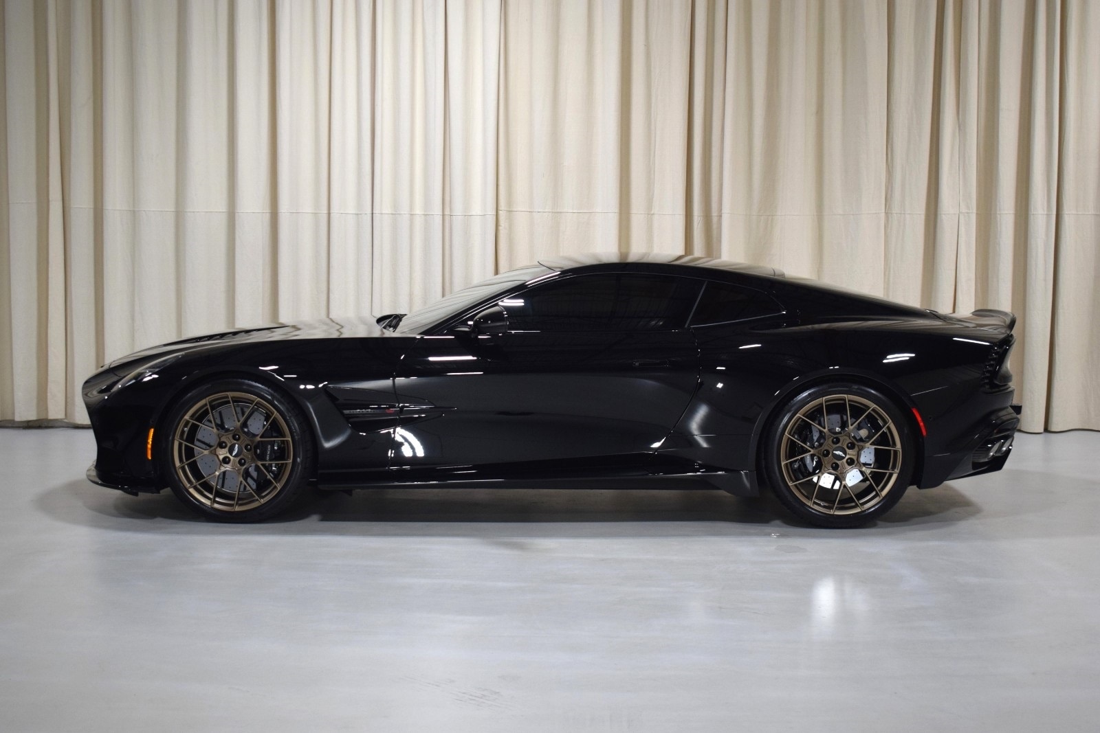 Thumbnail: 2025 Aston Martin Vanquish - 5