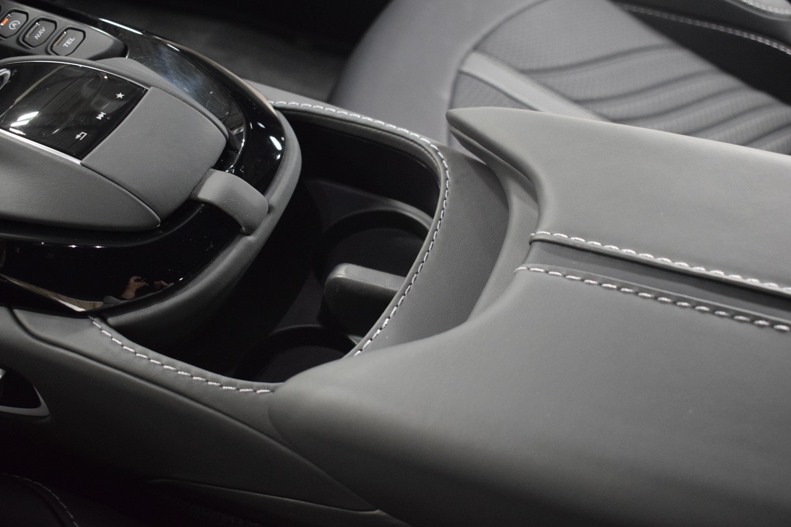 2023 Aston Martin Vantage  32