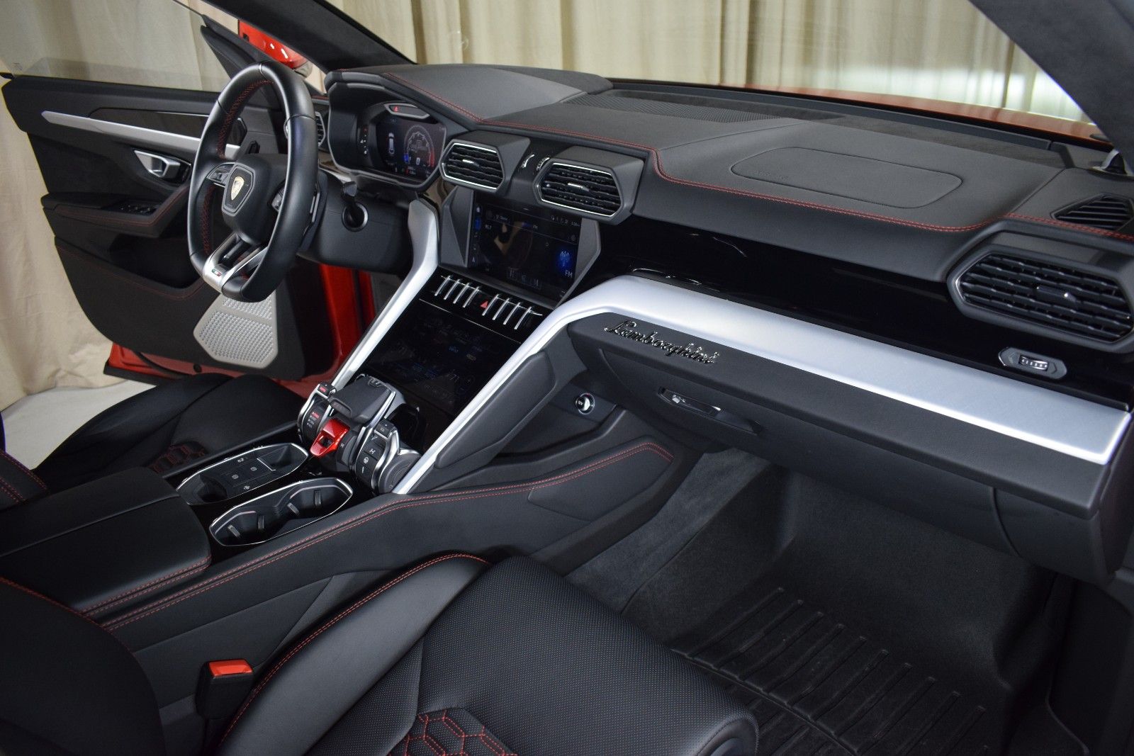 Thumbnail: 2019 Lamborghini Urus - 23