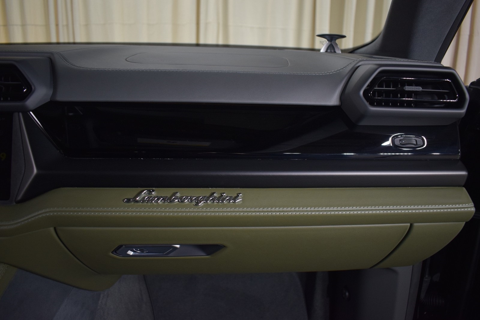 Thumbnail: 2025 Lamborghini Urus - 24