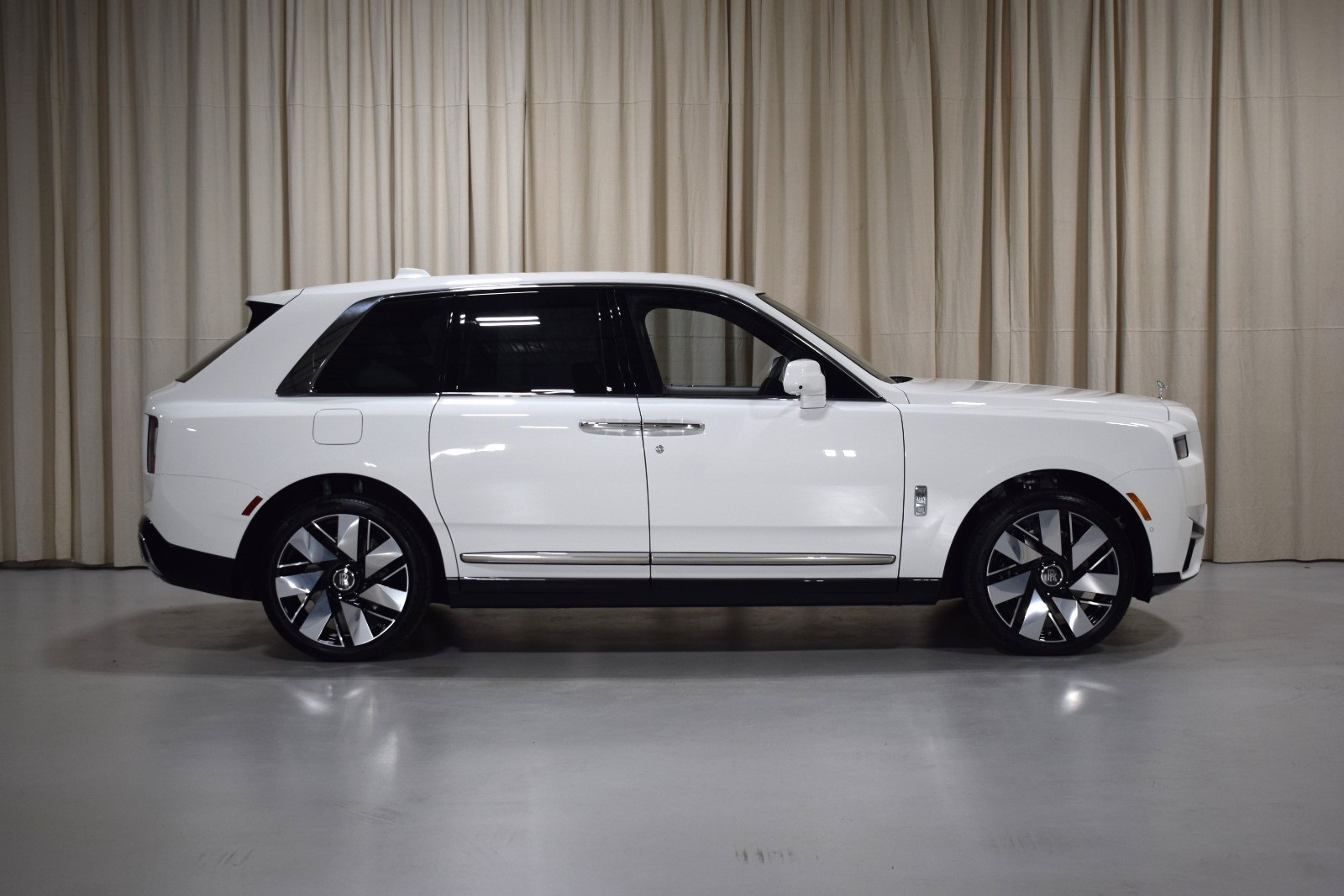 Thumbnail: 2026 Rolls-Royce Cullinan - 13