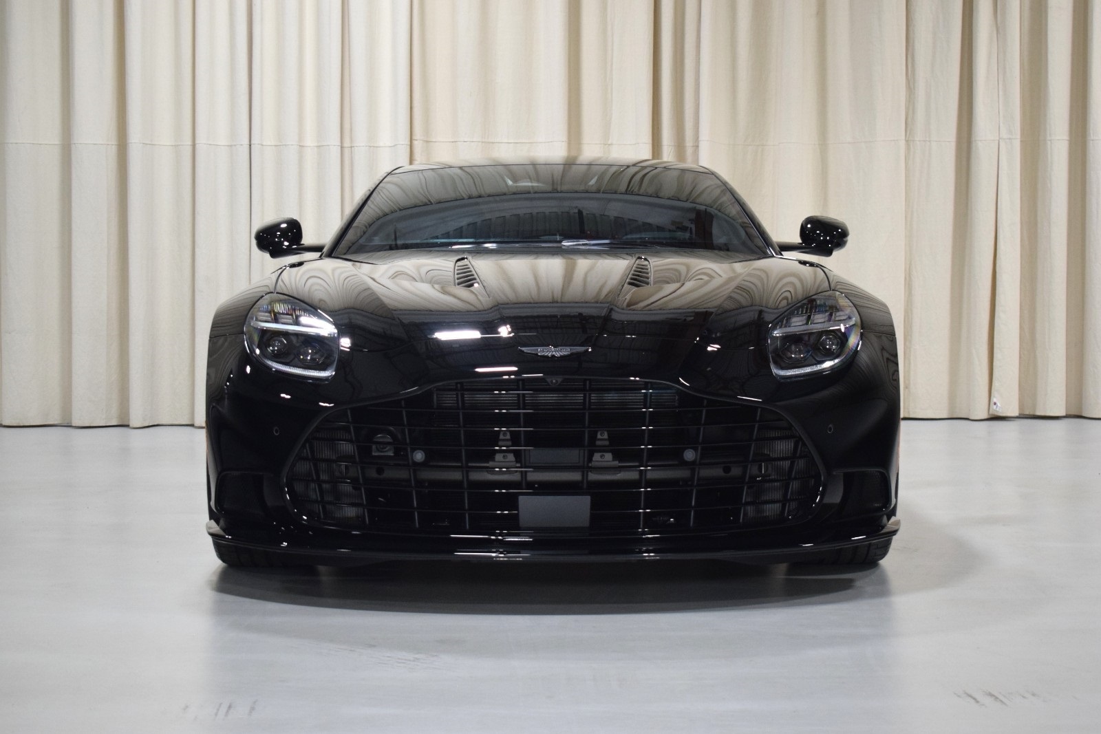 Thumbnail: 2025 Aston Martin Vanquish - 9