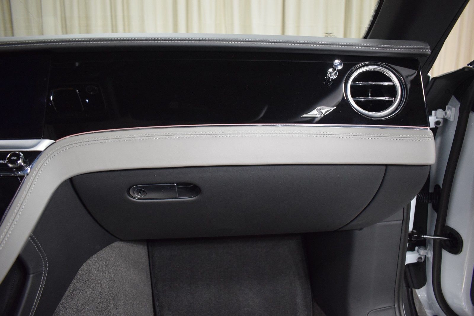 Thumbnail: 2024 Bentley Continental - 28