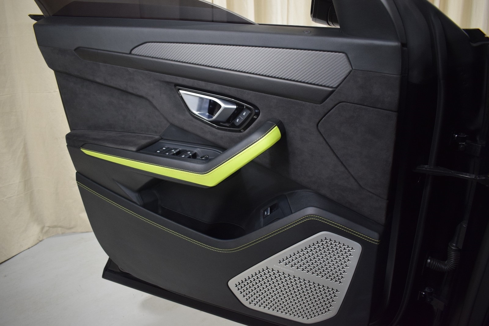 Thumbnail: 2022 Lamborghini Urus - 36