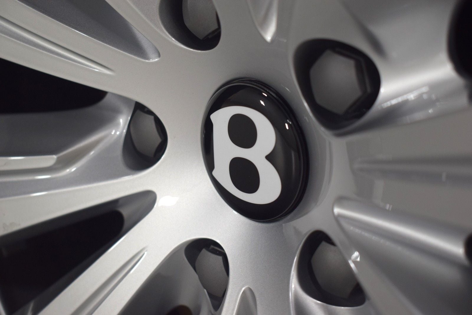 Thumbnail: 2025 Bentley Bentayga - 19