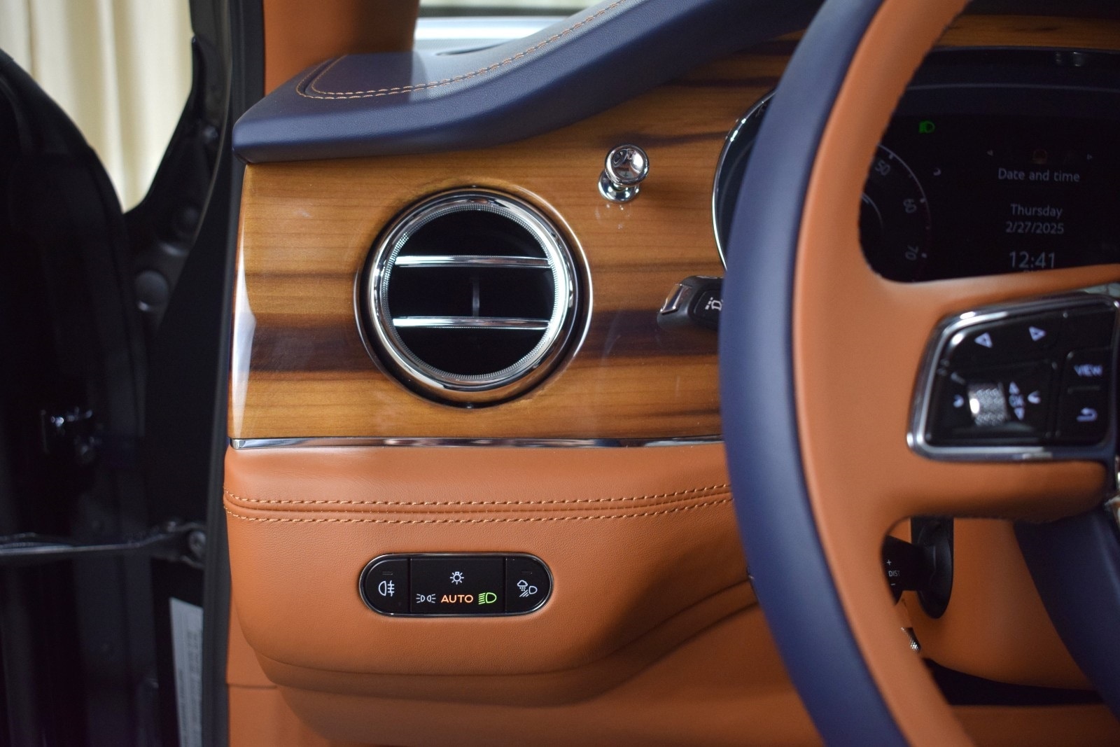 Thumbnail: 2025 Bentley Bentayga - 29