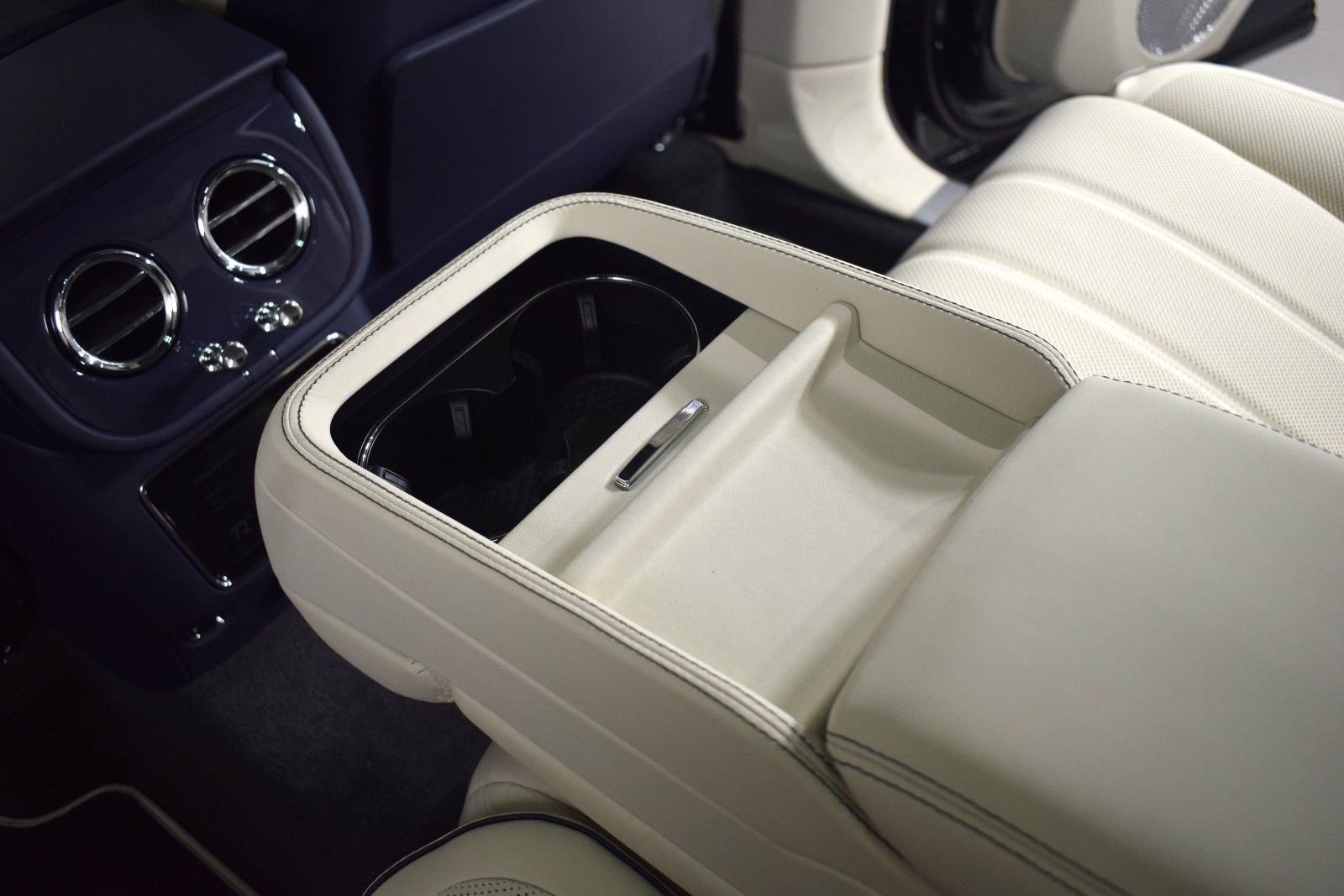 Thumbnail: 2025 Bentley Bentayga - 24