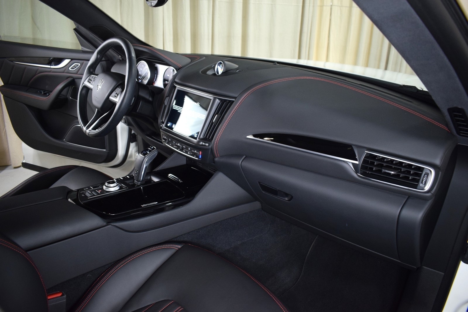 Thumbnail: 2022 Maserati Levante - 24