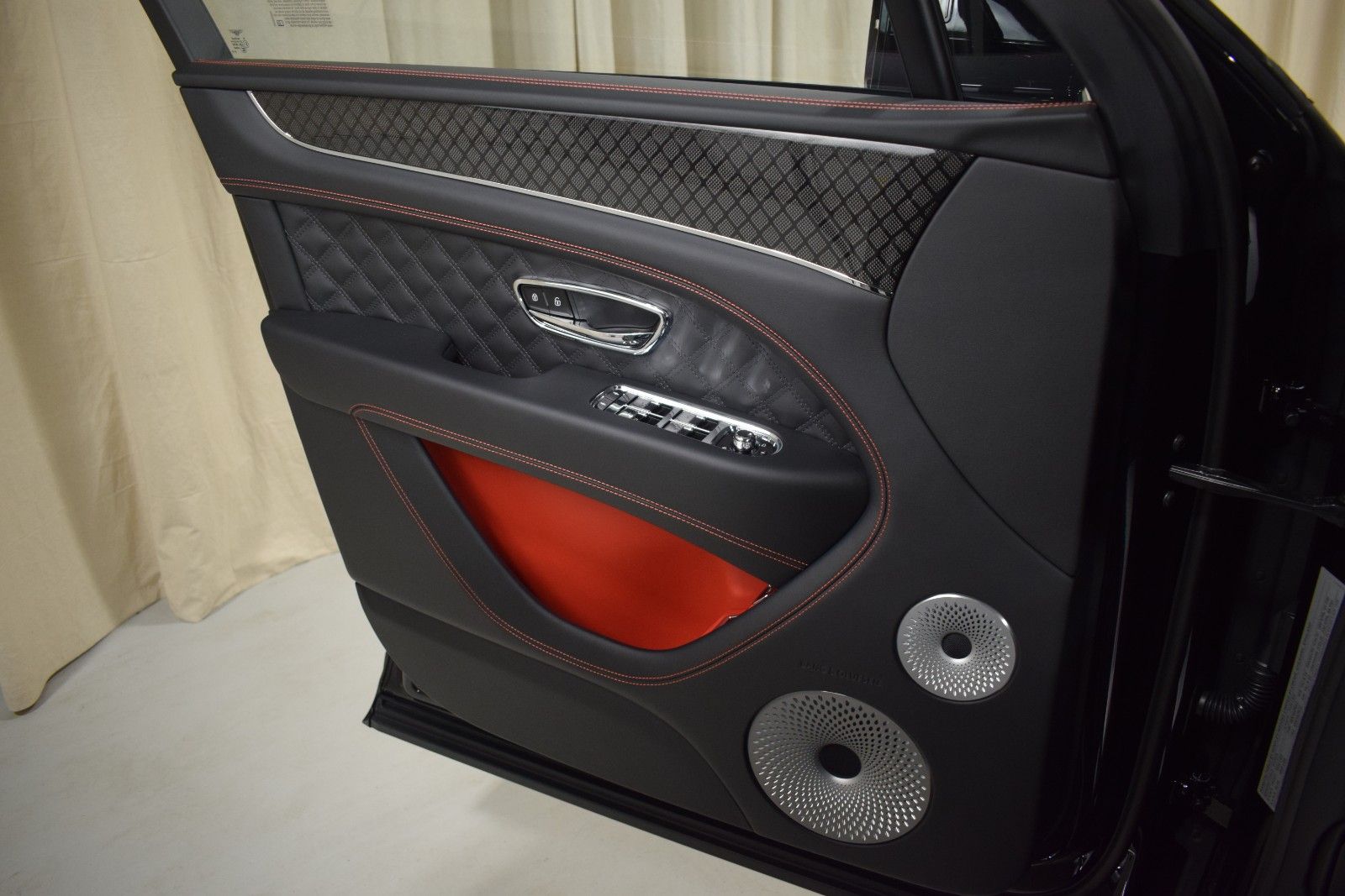 Thumbnail: 2025 Bentley Bentayga - 38