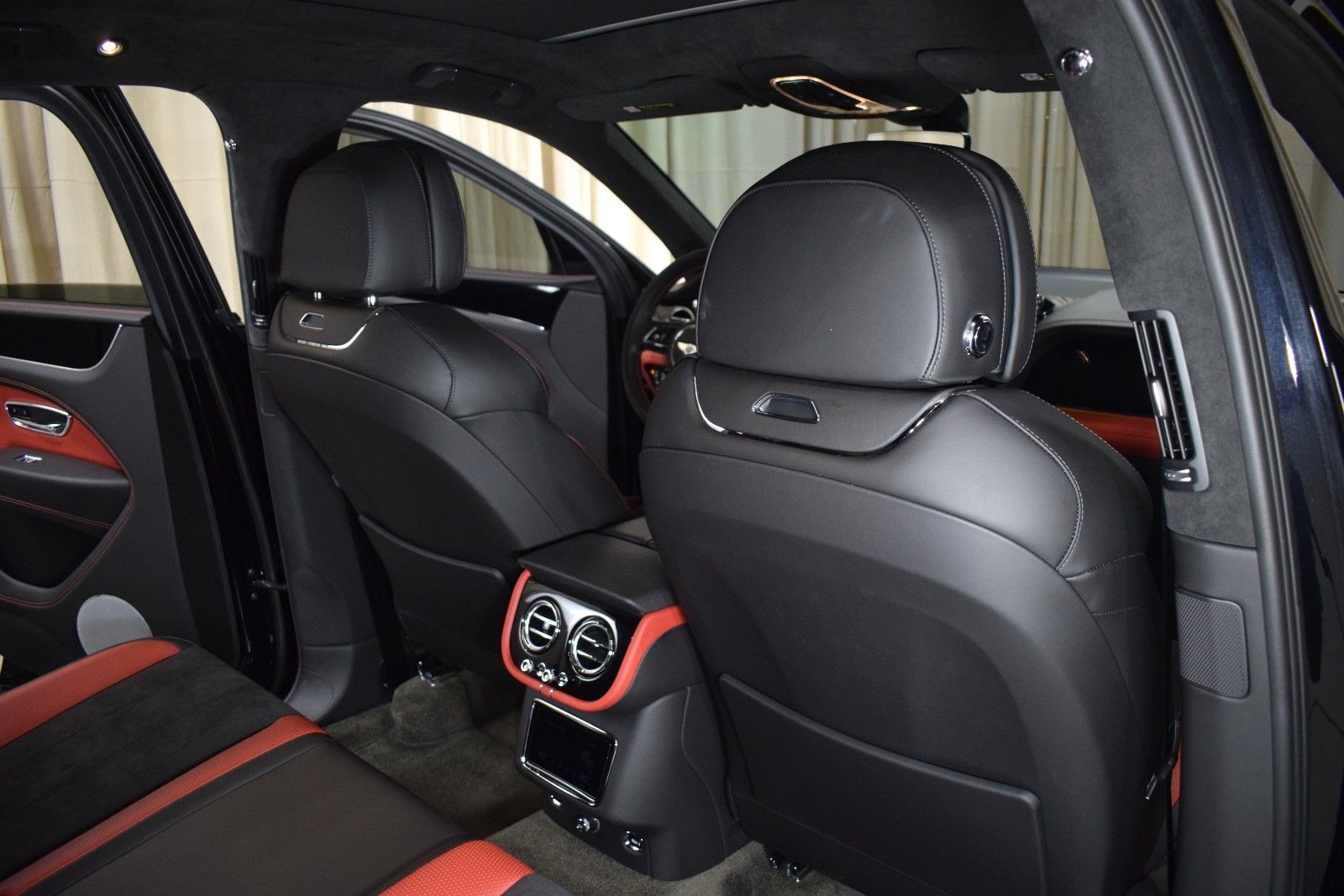 Thumbnail: 2022 Bentley Bentayga - 21