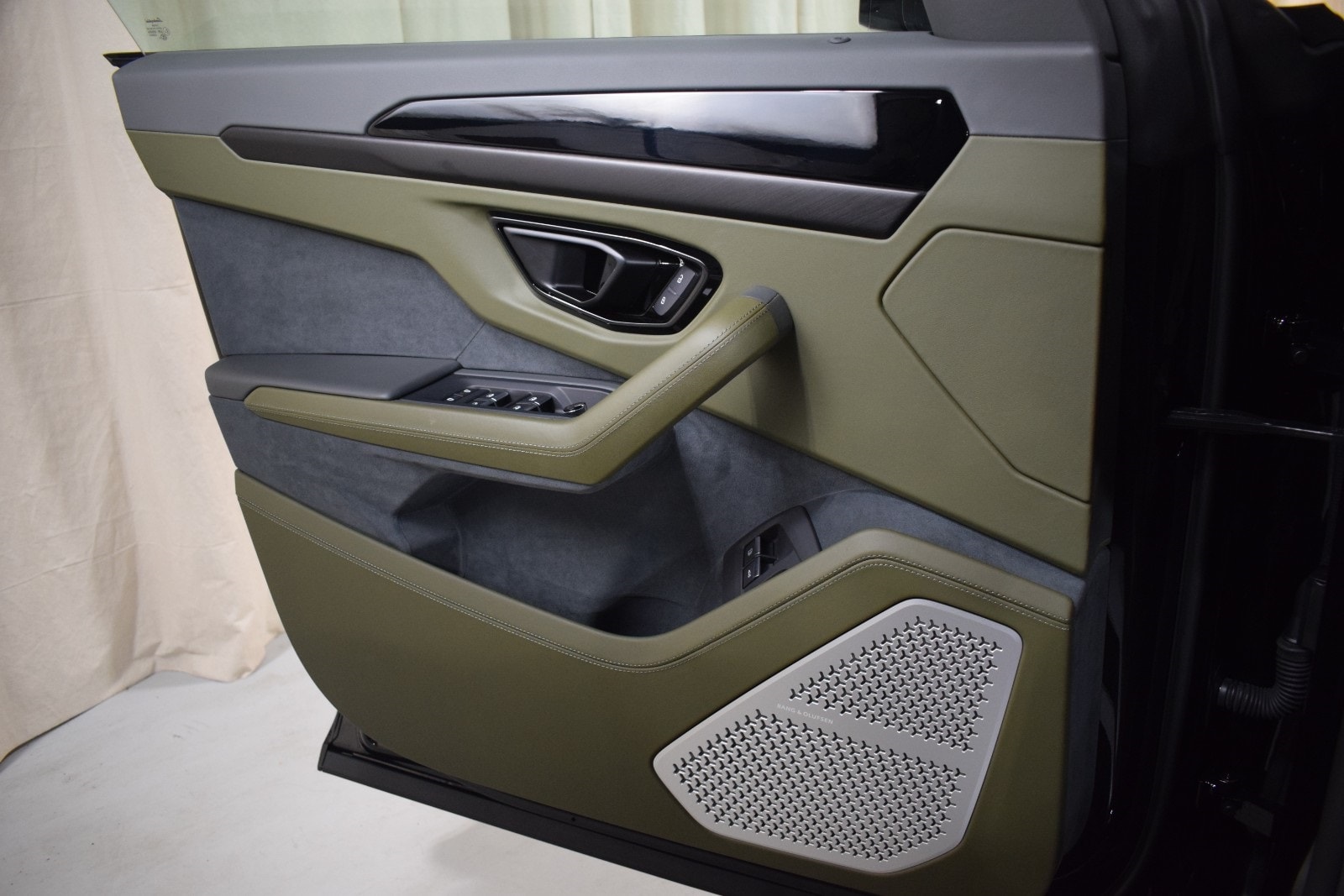 Thumbnail: 2025 Lamborghini Urus - 39