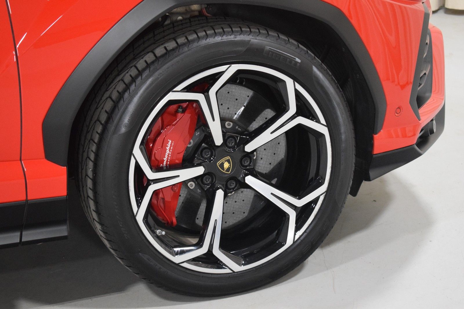 Thumbnail: 2019 Lamborghini Urus - 15