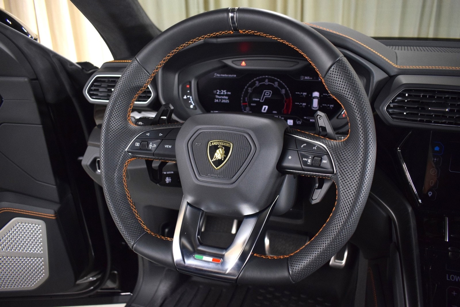 Thumbnail: 2023 Lamborghini Urus - 25