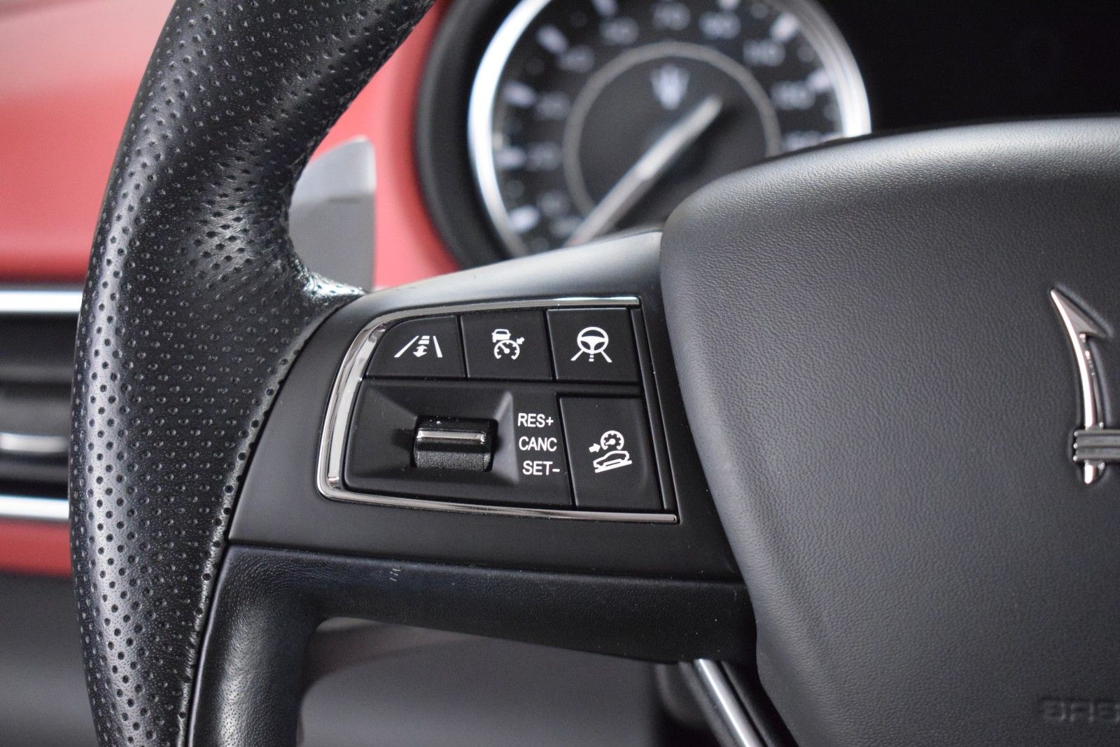 Thumbnail: 2022 Maserati Levante - 28