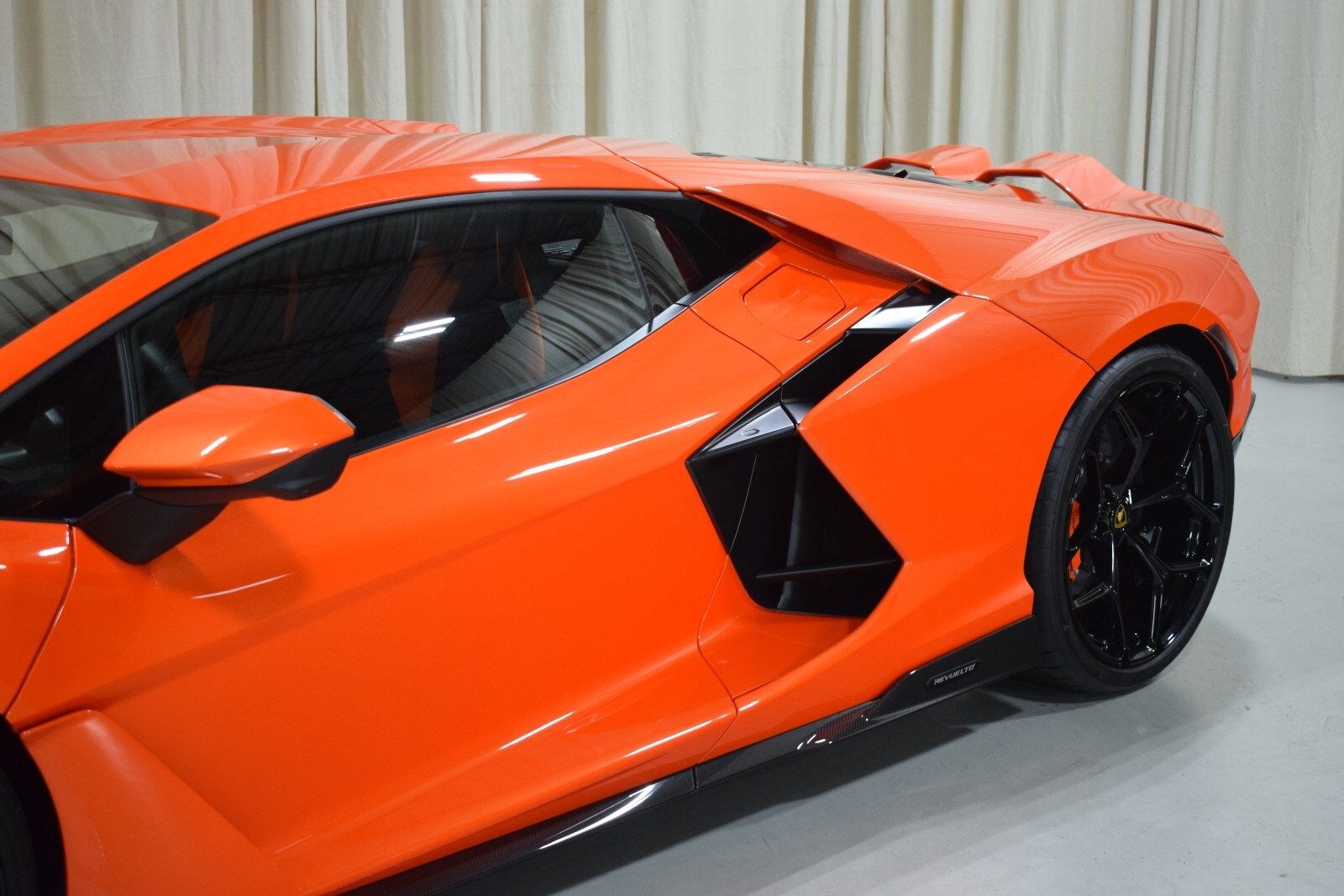 2025 Lamborghini Revuelto photo 2