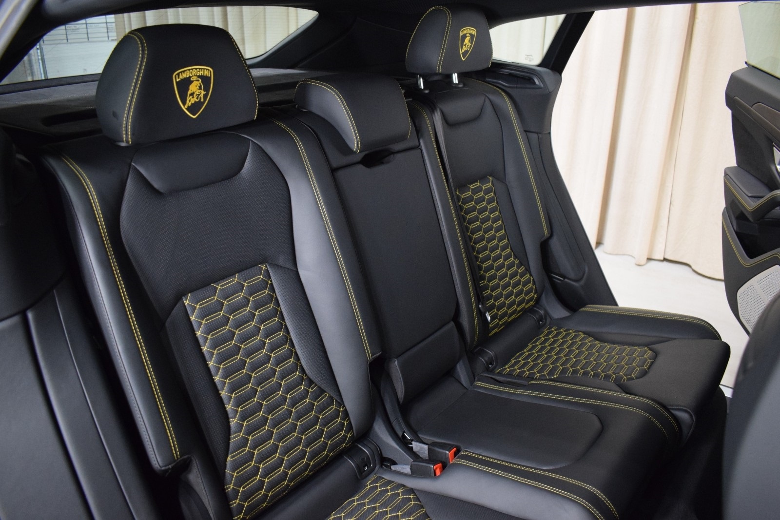 Thumbnail: 2023 Lamborghini Urus - 18