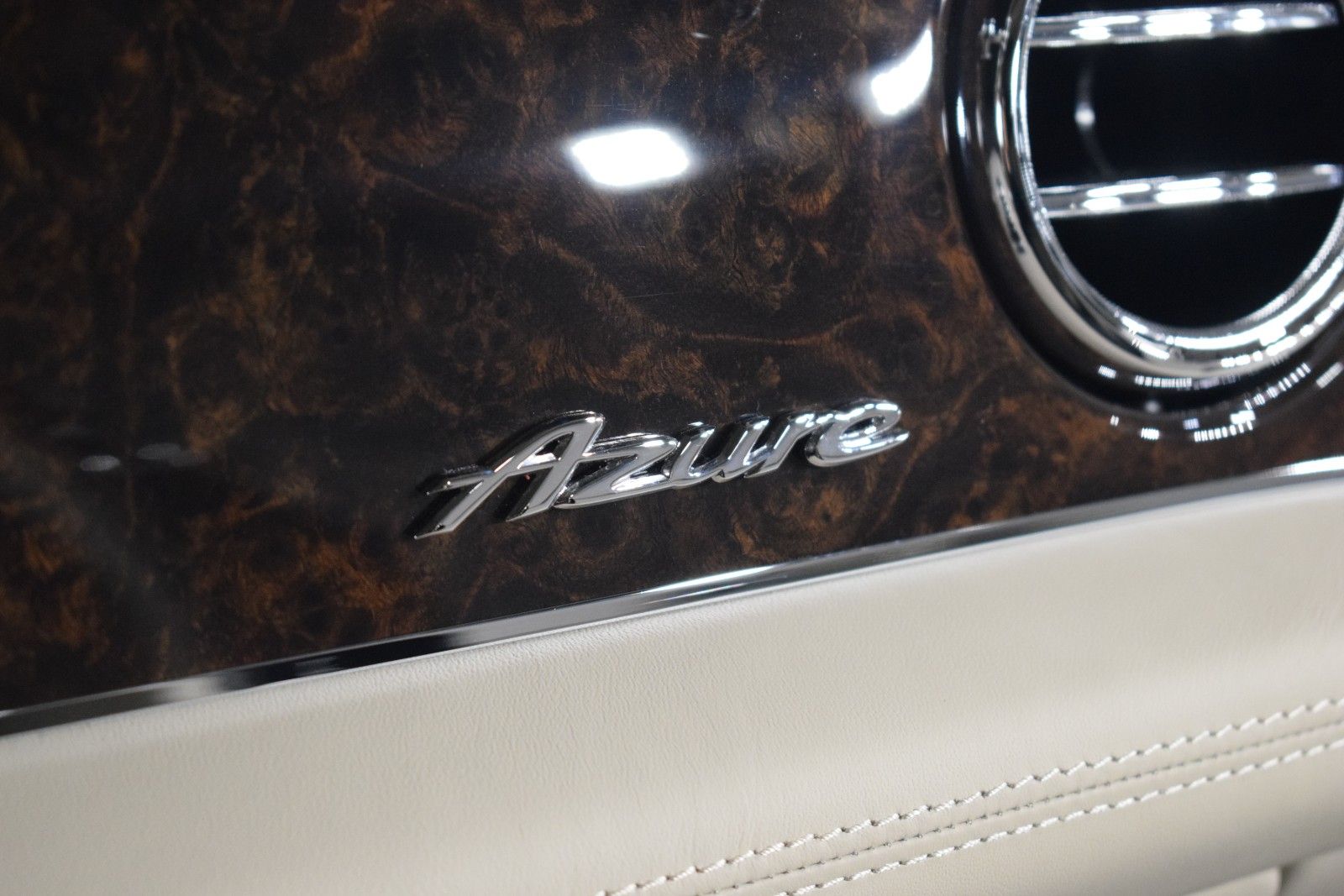 Thumbnail: 2025 Bentley Bentayga - 28