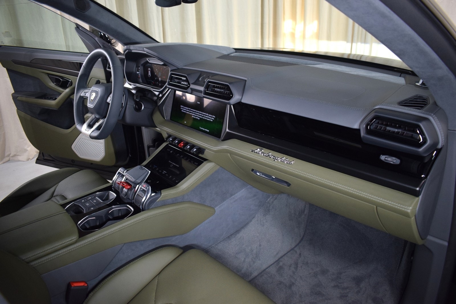 Thumbnail: 2025 Lamborghini Urus - 23