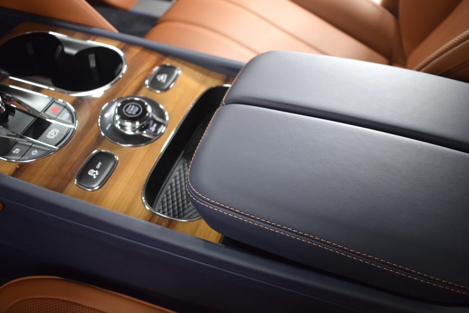 Thumbnail: 2025 Bentley Bentayga - 33