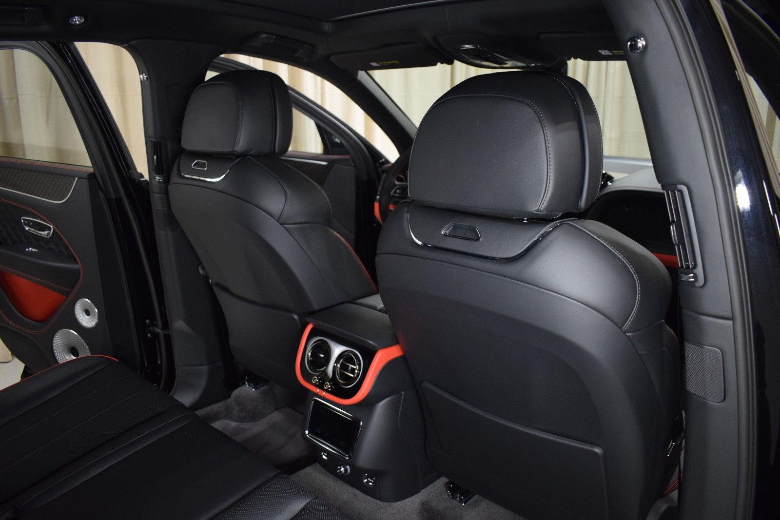 Thumbnail: 2025 Bentley Bentayga - 21