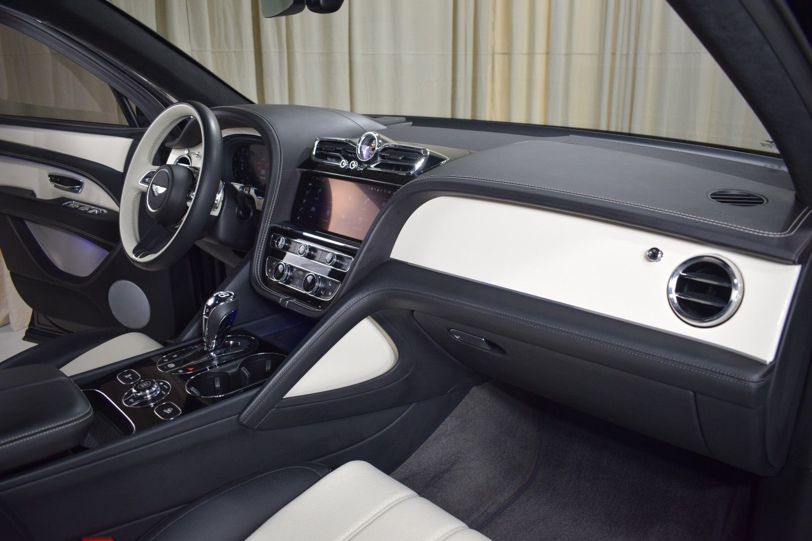 Thumbnail: 2024 Bentley Bentayga - 24