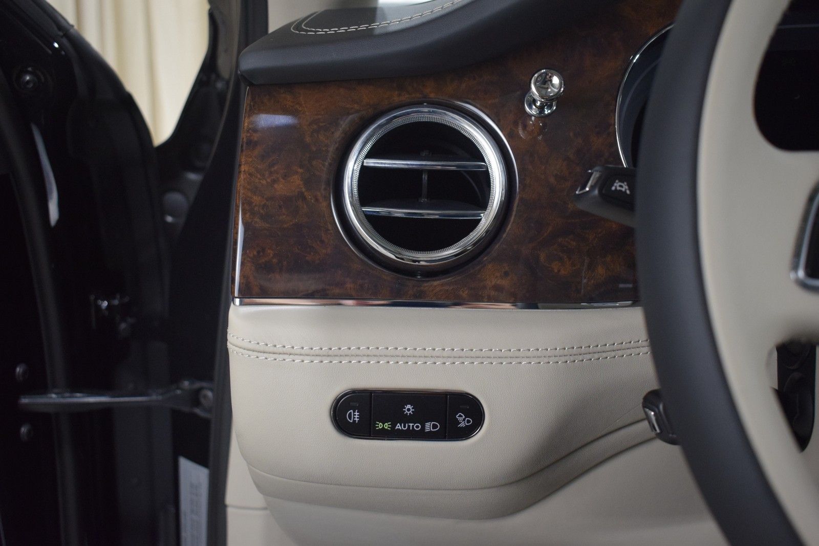 Thumbnail: 2025 Bentley Bentayga - 31