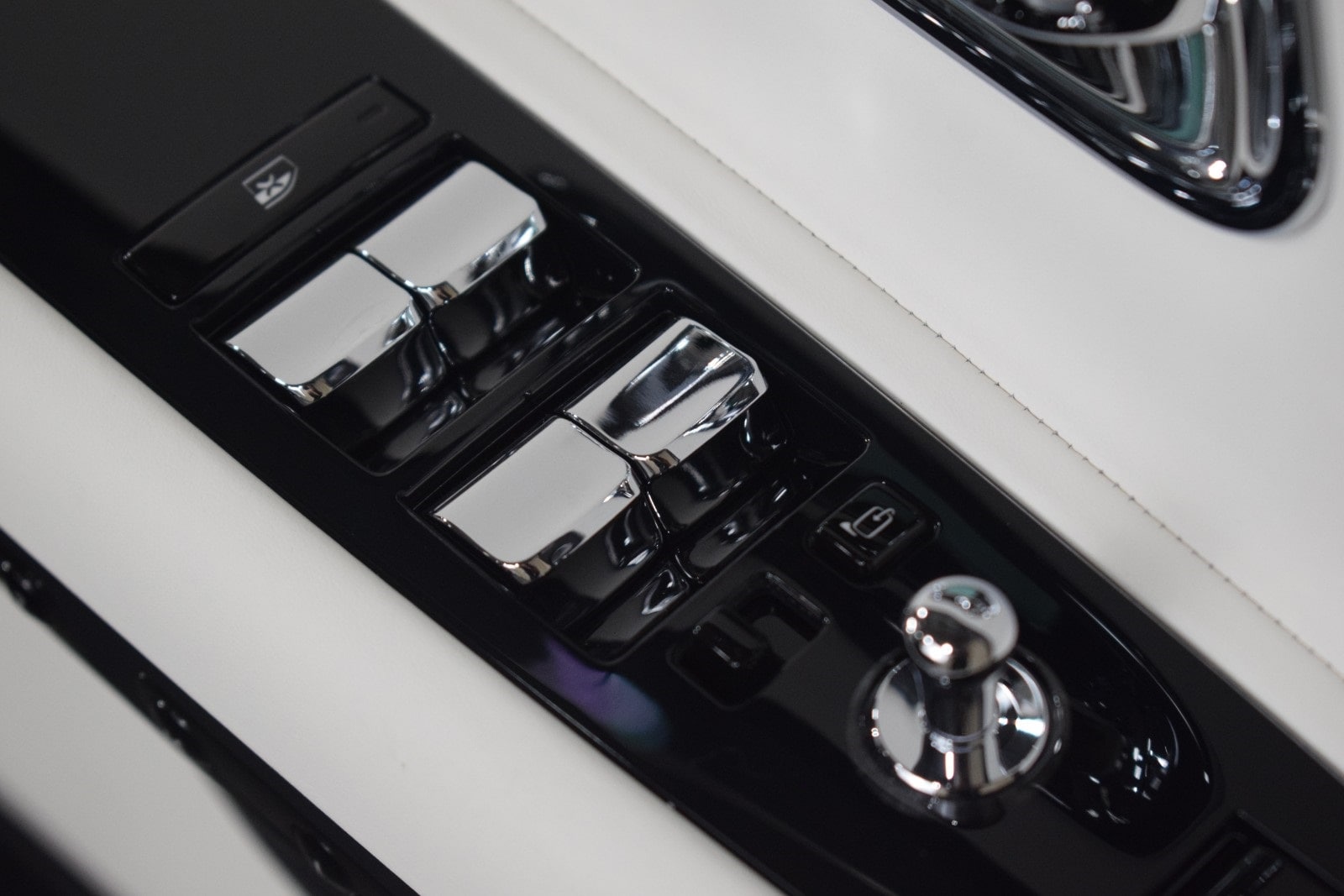 Thumbnail: 2024 Rolls-Royce Spectre - 39